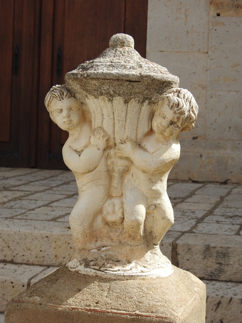 Albacete Ahora Figura en el pilar de la entrada a la iglesia de San Miguel Árcangel