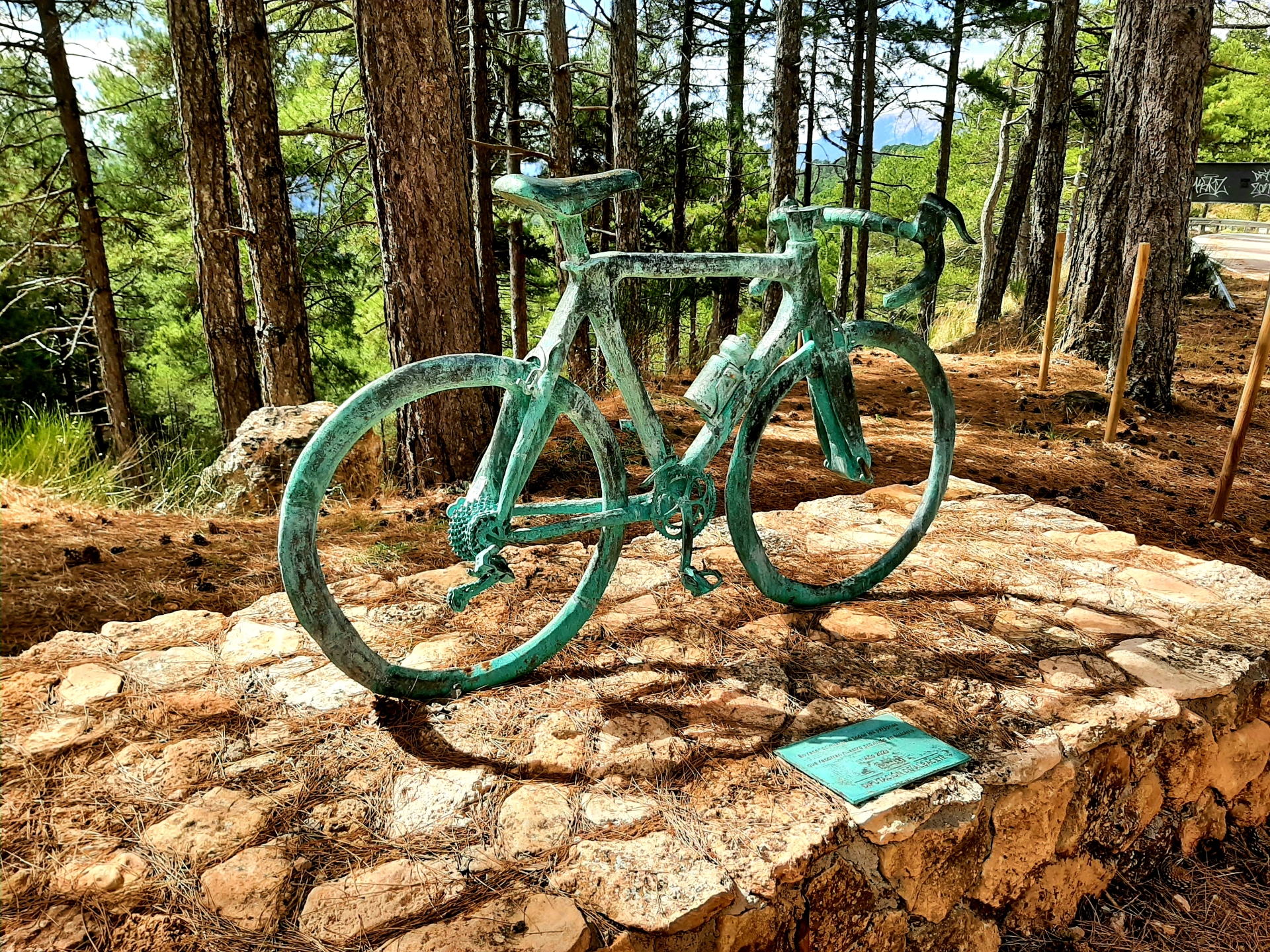 Albacete Ahora Monumento al ciclista en el puerto de Las Crucetillas.